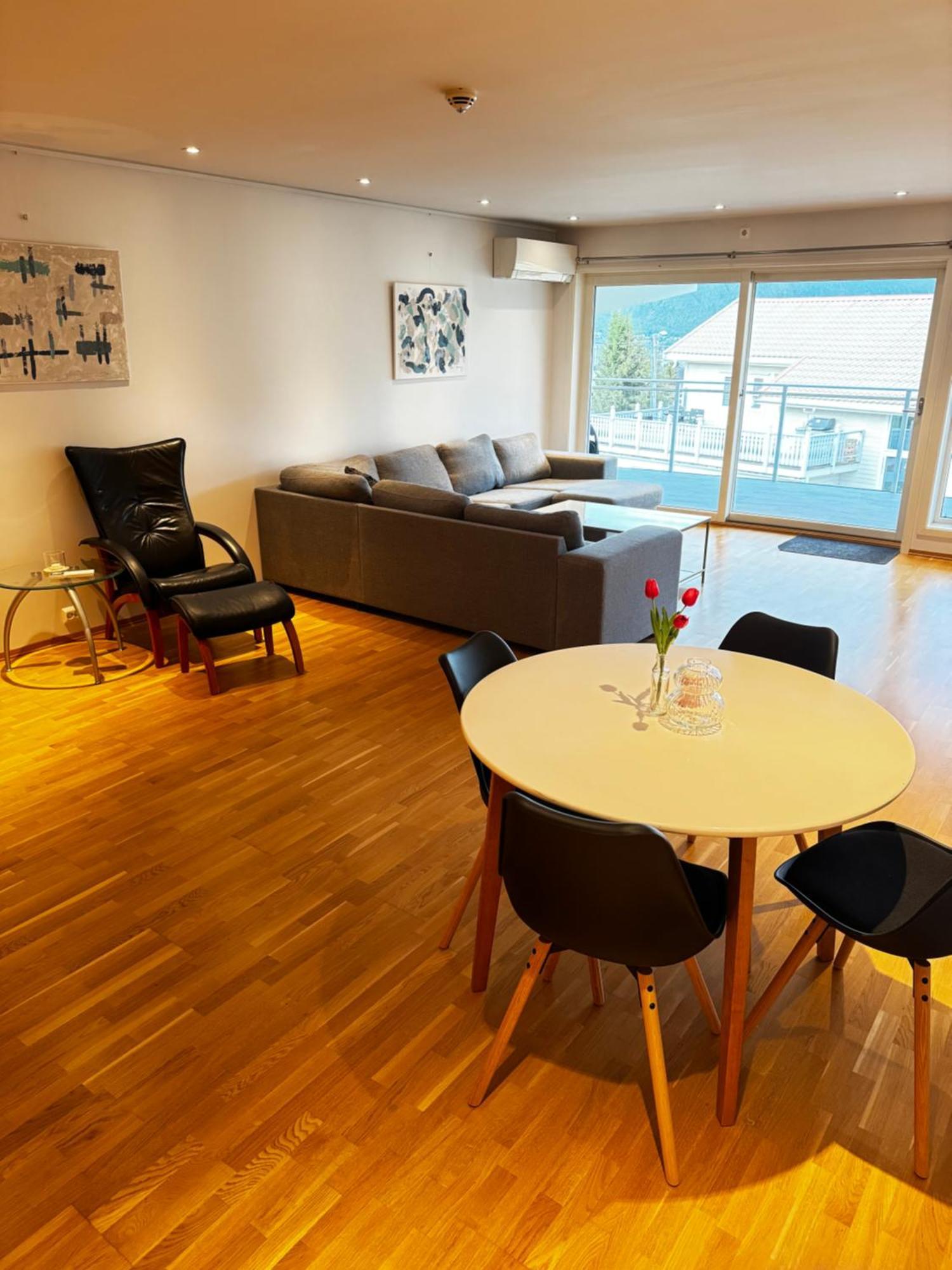 Sentral Leilighet Med Fantastisk Utsikt Tromso Bagian luar foto