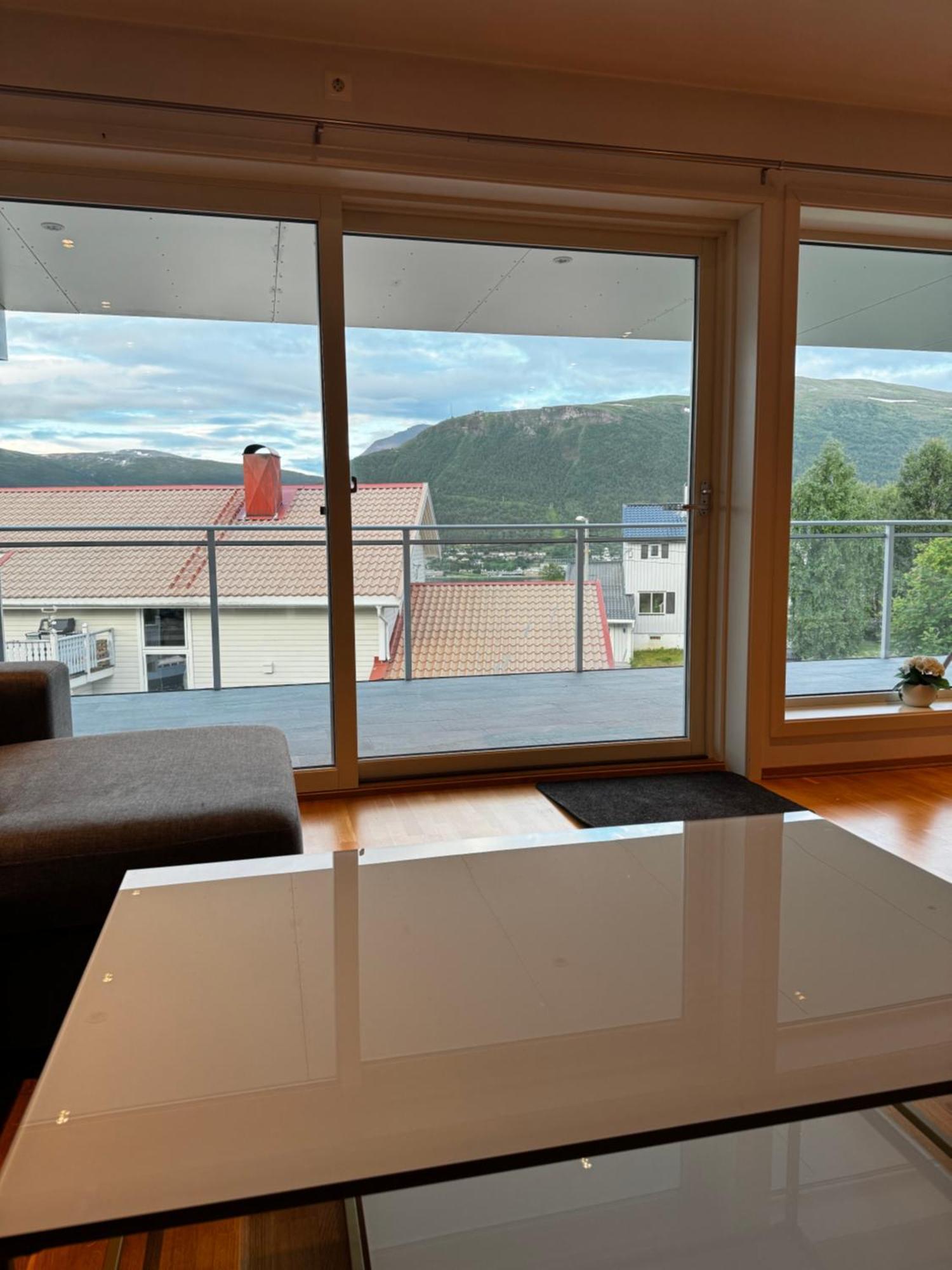 Sentral Leilighet Med Fantastisk Utsikt Tromso Bagian luar foto