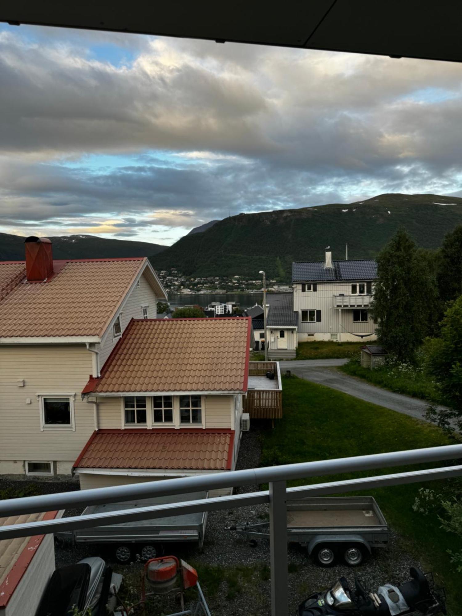 Sentral Leilighet Med Fantastisk Utsikt Tromso Bagian luar foto